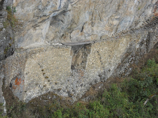 Machu Picchu, der Spaziergang zur Inkabr�cke, Sicht auf
            die Inkabr�cke 02