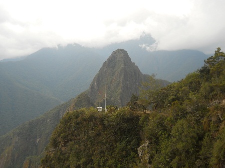Der Aussichtsberg Huaynapicchu mit der
                    Wetterantenne des Wetterministeriums SENAMHI