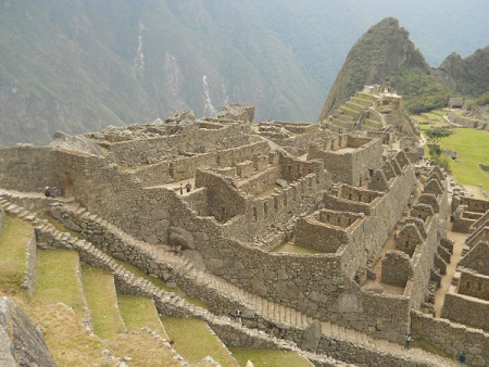 Machu Picchu: Sicht auf die lange Treppe,
                    Tempelanlagen, Sonnenpyramide, Hausberg
                    Huchuypicchu