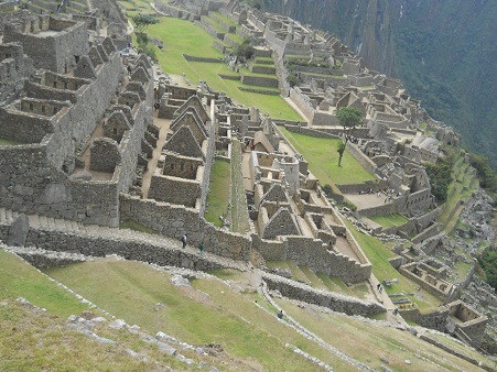 Machu Picchu: Sicht auf die grosse Treppe,
                      Tempelanlagen, Sonnenpyramide, Hauptplatz, den
                      Weiler mit dem heiligen Stein, die Arbeiterh�user,
                      die grosse Mauer, Prinzessinnenhaus, Spiegeltempel
                      oder M�rsertempel, Adlergef�ngnis oder
                      Adlertempel