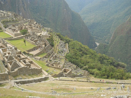 Machu Picchu: Sicht auf die
                      Landwirtschaftsterrassen und die Br�cke,
                      Spiegeltempel oder M�rsertempel, Adlergef�ngnis
                      oder Adlertempel und auf das Urubambatal