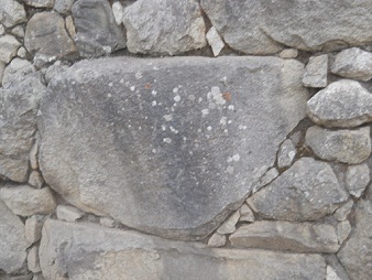 Grosse Steine in den Mauern zum Sonnentor 02