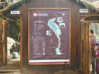 Machu Picchu: Zone der Hausberge Huchuypicchu
                    und Huaynapicchu, das Kontrollh�uschen beim
                    Eingangsbereich mit der Karte, Nahaufnahme