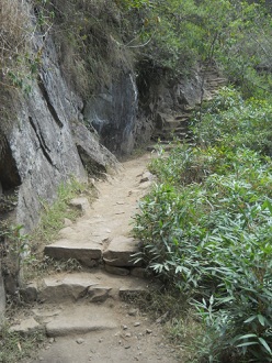 Spaziergang zum grossen Hausberg Huaynapicchu,
                    Beginn von Treppen