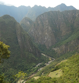 Spaziergang zum Hausberg Huaynapicchu, Sicht
                    ins Urubambatal mit Terrassen, Panoramafoto