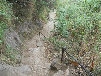 Wanderweg zum Hausberg Huaynapicchu, Treppen
                    und Halteseile / Sicherungsseile 02