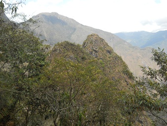 Wanderweg zum Hausberg Huaynapicchu mit Treppen
                    mit Bergpanorama