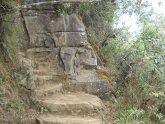 Wanderweg zum Hausberg Huaynapicchu mit
                    Treppen