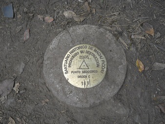 Wanderweg zum Hausberg Huaynapicchu,
                    Vermessungspunkt