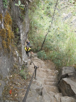 Wanderweg zum Hausberg Huaynapicchu,
                    unregelmssige Treppe mit Seil, Sicht nach unten