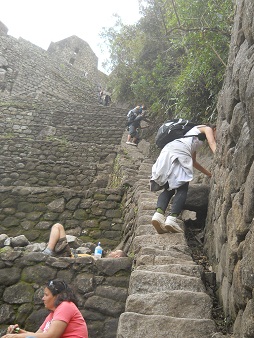 Der Weiler Huaynapicchu, die Treppe f�r den
                    Abstieg mit Touristen, die da runterkommen