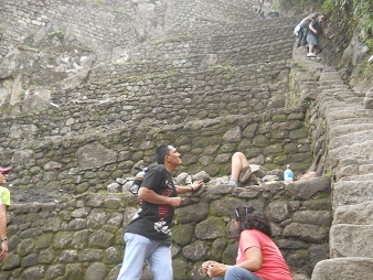 Der Weiler Huaynapicchu, die Treppe für den
Abstieg mit Touristen, die da runterkommen Der Weiler Huaynapicchu, die Treppe für den
Abstieg mit Touristen, die da runterkommen