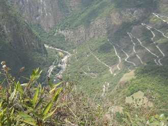 Machu Picchu, Sicht vom Weiler Huaynapicchu auf
                    die Serpentinenstrasse, die von der Ortschaft Aguas
                    Calientes (Heisse Wasser) nach Machu Picchu
                    heraufkommt 1