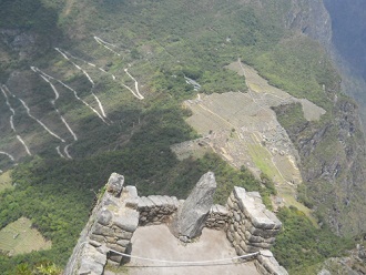 die Sonnenuhr von
Huaynapicchu mit der Sicht auf Machu Picchu die Sonnenuhr von Huaynapicchu mit der Sicht
auf Machu Picchu