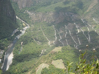 Machu Picchu, Sicht vom Weiler Huaynapicchu auf
                    die Serpentinenstrasse, die von der Ortschaft Aguas
                    Calientes (Heisse Wasser) nach Machu Picchu
                    heraufkommt 03
