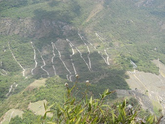 Machu Picchu, Sicht vom
Weiler Huaynapicchu auf die Serpentinenstrasse, die
von der Ortschaft Aguas Calientes (Heisse Wasser)
nach Machu Picchu heraufkommt 04 Machu Picchu, Sicht vom Weiler Huaynapicchu auf
die Serpentinenstrasse, die von der Ortschaft Aguas
Calientes (Heisse Wasser) nach Machu Picchu
heraufkommt 04