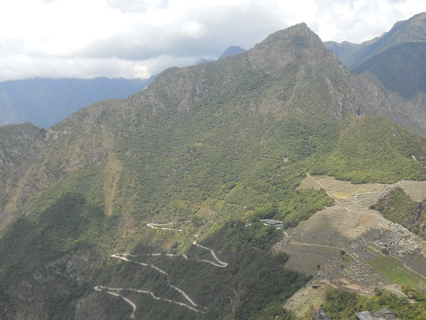 Weiler Huaynapicchu, Sicht auf Machu Picchu mit
                    den Bergen im Hintergrund 01