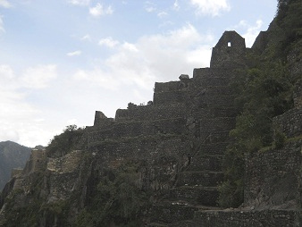 Weiler
Huaynapicchu mit Landwirtschaftsterrassen
und einer weiteren Treppe mit Sicherungsseil
02 Weiler Huaynapicchu mit
Landwirtschaftsterrassen und einer weiteren
Treppe mit Sicherungsseil 02