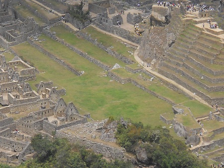 Weiler Huaynapicchu, Sicht auf Machu Picchu mit
                    den Arbeitsh�usern, Zentralplatz, Tempeln