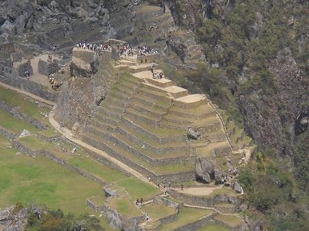 Weiler Huaynapicchu, Sicht auf Machu Picchu mit
                    dem Zentralplatz, den Tempeln und der
                    Sonnenpyramide
