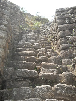 Unregelmssige Treppe zum Gipfel Huaynapicchu