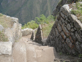 Unregelmässige Treppe zum Gipfel
Huaynapicchu, Aussichten ins Urubambatal 01 Unregelmässige Treppe zum Gipfel
Huaynapicchu, Aussichten ins Urubambatal 01