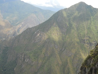 Unregelmässige Treppe zum Gipfel
Huaynapicchu, Aussichten ins Urubambatal 03 Unregelmässige Treppe zum Gipfel
Huaynapicchu, Aussichten ins Urubambatal 03