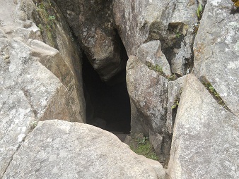 Wanderweg zum Gipfel Huaynapicchu - der Eingang
                    in den ersten Tunnel, Nahaufnahme