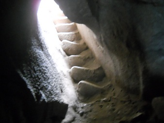 Subida a la cumbre de Huaynapicchu, t�nel para
                    hombres peque�os