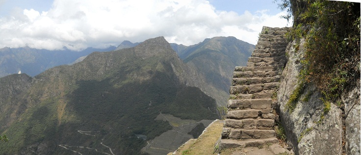 Aufstieg zum Gipfel
Huaynapicchu, Treppe mit grosser Panoramasicht Aufstieg zum Gipfel Huaynapicchu, Treppe mit
grosser Panoramasicht