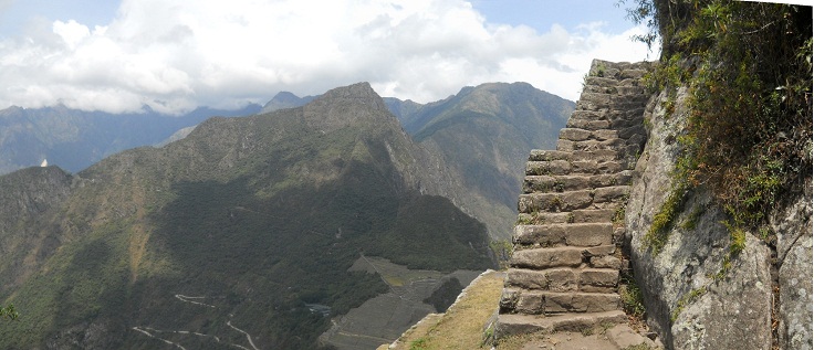 Aufstieg zum Gipfel Huaynapicchu, Treppe mit grosser Panoramasicht