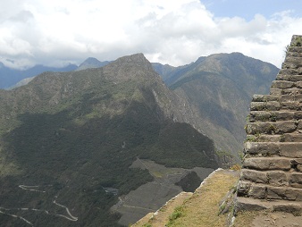 Aufstieg zum Gipfel Huaynapicchu, Treppe mit
                    Aussicht 01