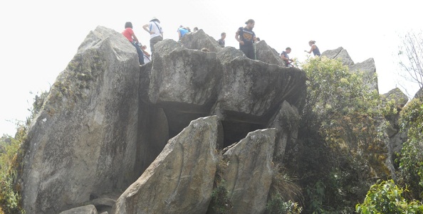 Aufstieg zum Gipfel Huaynapicchu, Sicht auf den
                    Gipfel mit dem Steinbruch mit geschnittenen
                    Gigasteinen, Panoramafoto 02