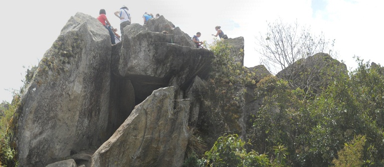 Aufstieg zum
Gipfel Huaynapicchu, Sicht auf den Gipfel mit dem
Steinbruch mit geschnittenen Gigasteinen,
Panoramafoto 03 Aufstieg zum Gipfel Huaynapicchu, Sicht auf den
Gipfel mit dem Steinbruch mit geschnittenen
Gigasteinen, Panoramafoto 03
