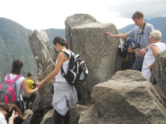 Der Berggipfel Huaynapicchu ist ein Steinbruch mit geschnittenen Gigasteinen - Touristen 02
