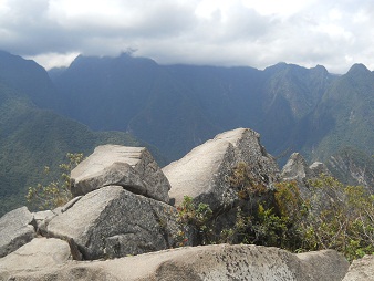 Der Berggipfel von Huaynapicchu, ein Steinbruch
                    mit geschnittenen Gigasteinen auf dem Gipfel, Sicht
                    auf die Berge 02