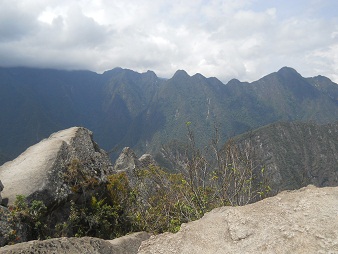 Der Berggipfel von Huaynapicchu, ein Steinbruch
                    mit geschnittenen Gigasteinen auf dem Gipfel, Sicht
                    auf die Berge 03