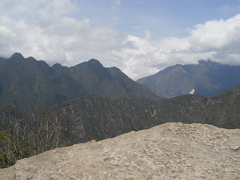 Der Berggipfel von
Huaynapicchu, ein Steinbruch mit geschnittenen
Gigasteinen auf dem Gipfel, Sicht auf die Berge 04 Der Berggipfel von Huaynapicchu, ein Steinbruch
mit geschnittenen Gigasteinen auf dem Gipfel, Sicht
auf die Berge 04
