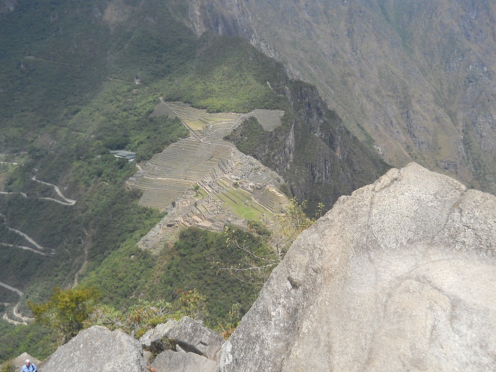 Machu Picchu,
Hausberg Huaynapicchu, geschnittene Gigasteine auf
dem Gipfel und die Aussicht auf Machu Picchu Machu Picchu, Hausberg Huaynapicchu,
geschnittene Gigasteine auf dem Gipfel und die
Aussicht auf Machu Picchu