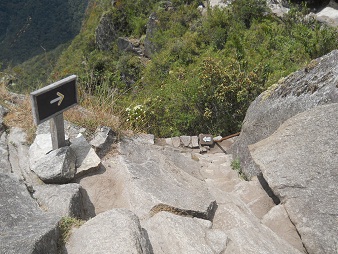 Abstieg vom Hausberg Huaynapicchu: Wegweiser
                    und unregelm�ssige Treppe