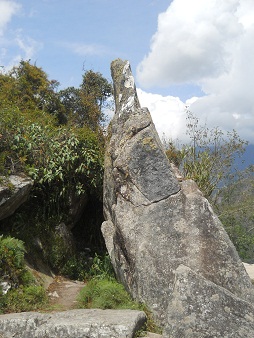 Abstieg von Huaynapicchu: Enger Weg und weitere
                    verstreute Gigasteine
