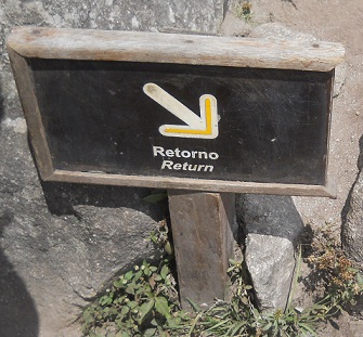 Wegweiser mit der Angabe
"Rückweg", Nahaufnahme Wegweiser mit der Angabe "Rückweg",
Nahaufnahme