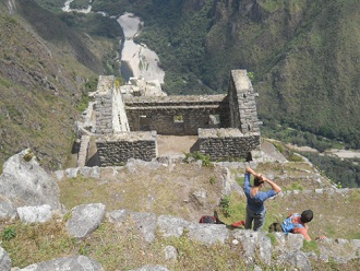 Abstieg von Huaynapicchu: Holztreppe - Haus mit
                    Sicht ins Tal