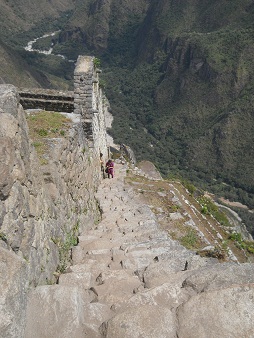 Abstieg von Huaynapicchu: Steile,
unregelmässige Treppe mit Panoramasicht 01 Abstieg von Huaynapicchu: Steile,
unregelmässige Treppe mit Panoramasicht 01