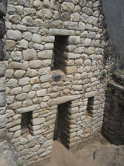 R�ckkehr vom Gipfel von Huaynapicchu: Das Haus,
                    die Fassade - Nahaufnahme