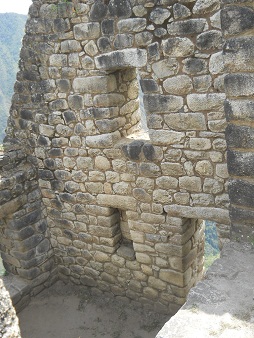 Abstieg von Huaynapicchu: Das Haus, die Mauern
                    und die Fenster 01