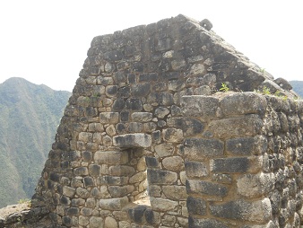 Abstieg von Huaynapicchu: Das Haus, die Mauern
                    und die Fenster 02