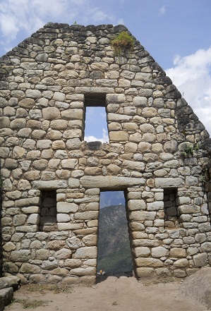 Abstieg von Huaynapicchu: Das Haus, die
                            erste Giebelmauer mit Trffnung, Nischen
                            und Fenster, Panoramafoto