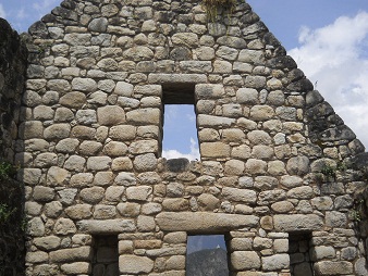 Das Haus, die erste Giebelmauer mit
                            Trffnung, Nischen und Fenster