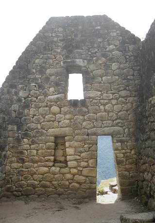 Abstieg von Huaynapicchu: Das Haus, die
                            zweite Giebelmauer mit T�r�ffnung, Nischen
                            und Fenster, Panoramafoto